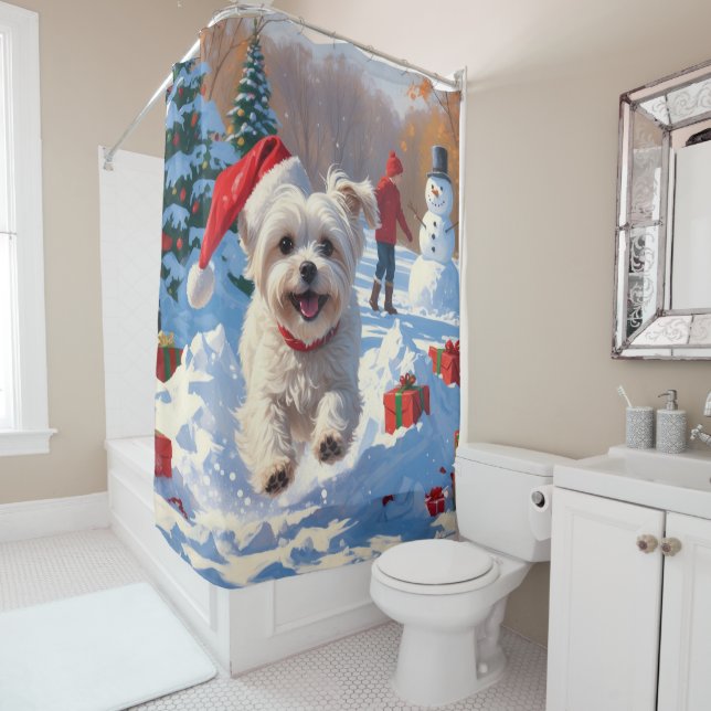 Malteser Hund läuft im Schnee mit Weihnachtshut Duschvorhang (Beispiel)