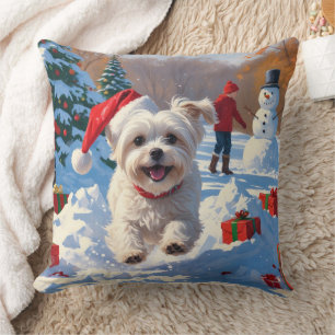 Malteser Hund läuft im Schnee mit Weihnachtshut Kissen