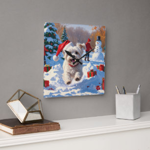 Malteser Hund läuft im Schnee mit Weihnachtshut Quadratische Wanduhr