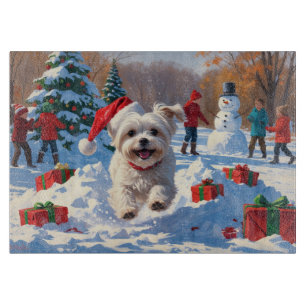 Malteser Hund läuft im Schnee mit Weihnachtshut Schneidebrett