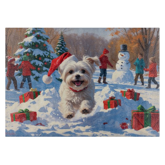Malteser Hund läuft im Schnee mit Weihnachtshut Schneidebrett (Vorderseite)