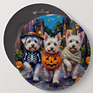 Malteser-Hunde beim Trick-or-Treat in Halloween-Ko Button