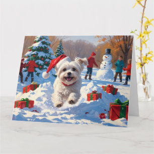 Malteserhund läuft im Schnee mit Weihnachtsmütze Karte