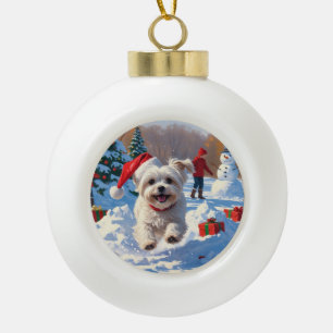 Malteserhund läuft im Schnee mit Weihnachtsmütze Keramik Kugel-Ornament