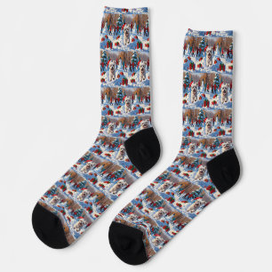 Malteserhund läuft im Schnee mit Weihnachtsmütze Socken