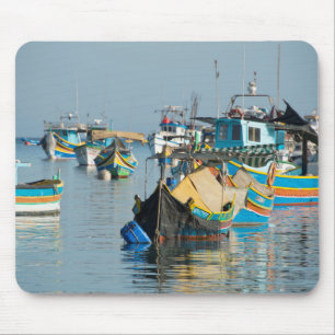 Maltesische Fischerboote   Marsaxlokk in Malta Mousepad