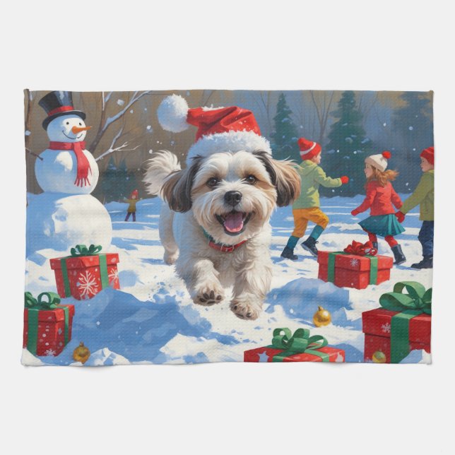 Malti Tzu läuft im Schnee mit Weihnachtshut Geschirrtuch (Horizontal)