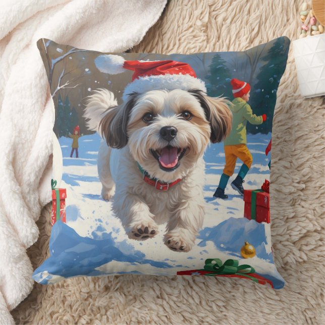 Malti Tzu läuft im Schnee mit Weihnachtshut Kissen (Decke)