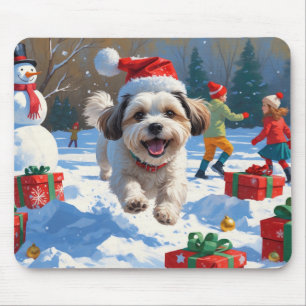 Malti Tzu läuft im Schnee mit Weihnachtshut Mousepad