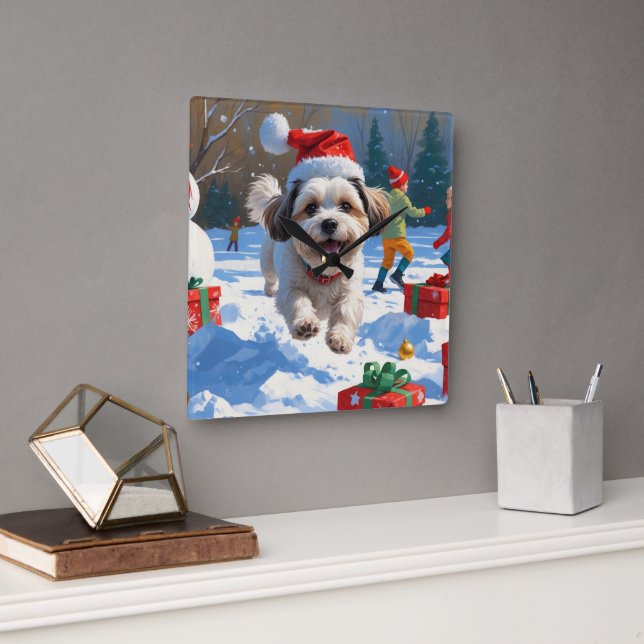 Malti Tzu läuft im Schnee mit Weihnachtshut Quadratische Wanduhr (Büro)