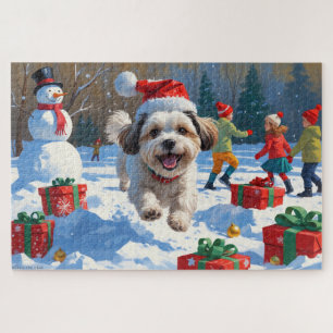 Malti Tzu läuft im Schnee mit Weihnachtsmütze