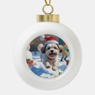 Malti Tzu läuft im Schnee mit Weihnachtsmütze Keramik Kugel-Ornament