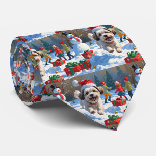 Malti Tzu läuft im Schnee mit Weihnachtsmütze Krawatte