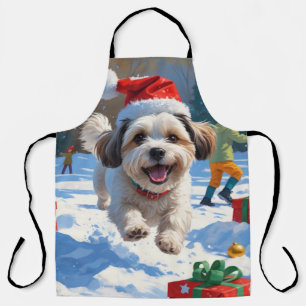 Malti Tzu läuft im Schnee mit Weihnachtsmütze Schürze