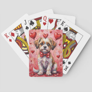 Malti Tzu Valentine-Hund sitzt mit Herzen Rot Spielkarten
