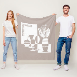 Malvase mit Blume und Weingläsern Fleecedecke