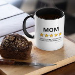 Mama 5 Star Review | Beste Mama je Tasse<br><div class="desc">Die Tasse der lustigen Mutter mit dem Wort "Mutter",  mit einem 5-Sterne-Test,  dem Kommentar "phantastisch,  freundlich,  beste Mutter je,  würde sie sehr empfehlen",  und der Name der Kinder.</div>
