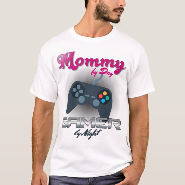 Mama by Day, Gamer by Night Men's Cut T-Shirt (Vorderseite)
