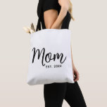 Mama: Datum der Junge Mutter für schwarzes Skript  Tasche<br><div class="desc">Mama zu sein ist einer der wichtigsten Berufe auf der Welt. Zeigen Sie Ihrer Lieblingsmutter, dass Sie sich um diese maßgeschneiderte, minimale Tasche kümmern. Einfache schwarze Skriptkalligraphie und schwarze Sans Serif Typografie überlagern eine weiße Tote-Tasche. Personalisieren Sie mit der Mutter "etabliert" Jahresdatum, wenn Ihr erstes Kind geboren war. Für jedes...</div>