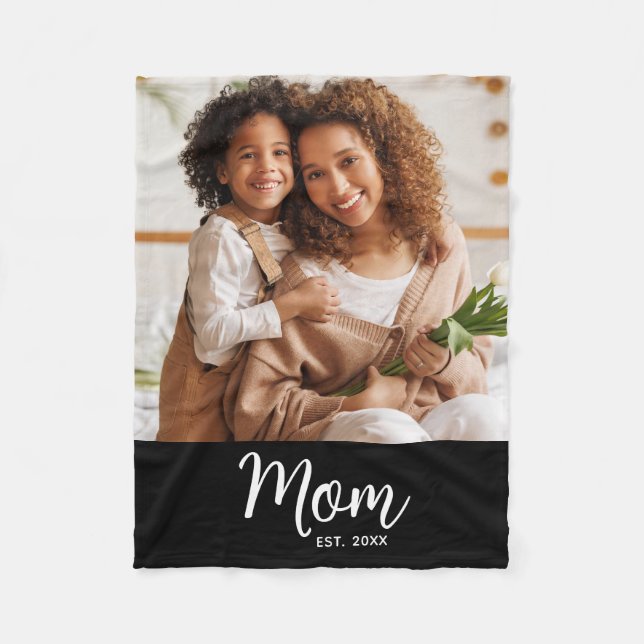 Mama Datum Weißes Schriftbild auf schwarzem Foto Fleecedecke (Vorderseite)