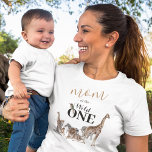 Mama der Wilden Eine Safari zum ersten Geburtstag T-Shirt<br><div class="desc">Eltern des wilden 1. Geburtstags T - Shirt mit niedlichen Aquarellsafari-Tieren (Giraffe,  Elefant,  Löwe,  Zebra,  Leopard,  Affe,  Bienenfresser) und dem Sprichwort "Mutter des wilden".</div>