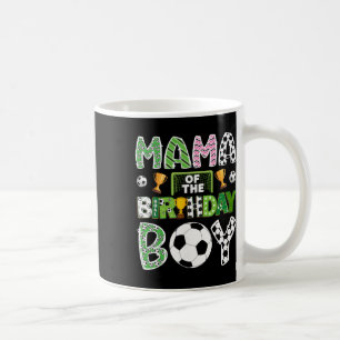 Mama des Fußball spielenden Geburtstagsjungen am S Kaffeetasse