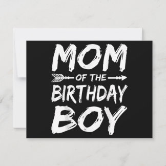 Mama des Geburtstagsjungen, der das Party der Fami