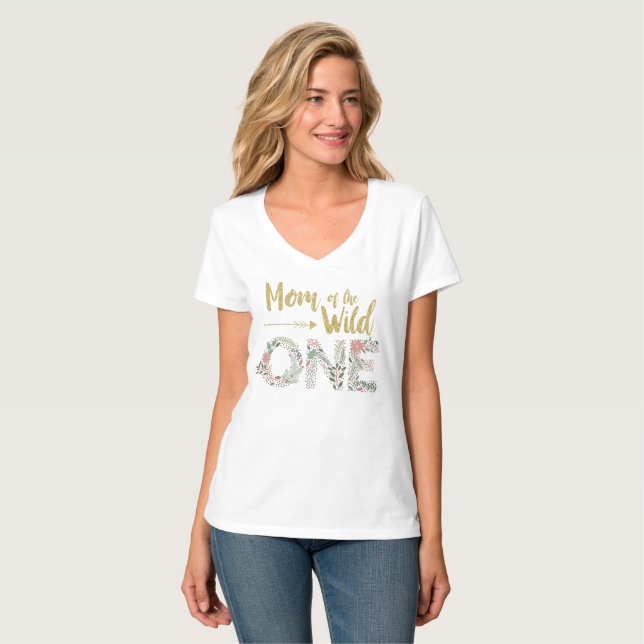 Mama des Wild One Birthday / Neck T Shirt (Vorderseite Vollansicht)