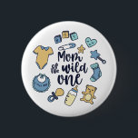 Mama des wilden, einjährigen ersten Geburtstags Button<br><div class="desc">Mama des wilden. Niedliches und lustiges 1. Geburtstagsjungfrauenteam für Jungenmama mit einem Sohn, der eine Mutter eines 1-jährigen Jungen wird und diesen unvergesslichen Meilenstein feiert. Coole und phantastische Ware für Mommys erste Geburtstagsparty mit ihrem kleinen Jungen. Perfektes Design für eine ganz besondere Frau in Ihrem Leben, die die beste Mutter...</div>