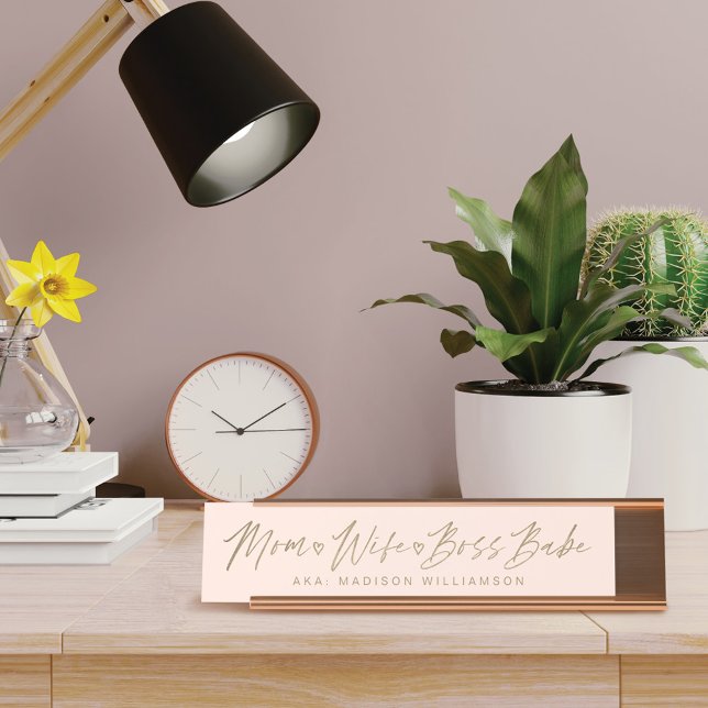 Mama, Ehefrau, Boss Babe Trendy Pinselschrift Rosa Schreibtischnamensplakette (Von Creator hochgeladen)