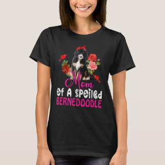 Mama eines verwischten Bernedoodle-Krawatte-Durchs T-Shirt