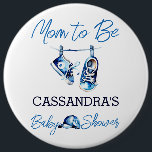 Mama, es ist eine Kinderdusche personalisiert Button<br><div class="desc">Mama zu sein Es ist ein Junge blauen Babyschuhe eine Kappe moderne Babydusche personalisierten Knopf.</div>