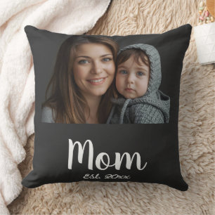 Mama Est mit dem Jahr Schwarz Moderne Schrift und  Kissen