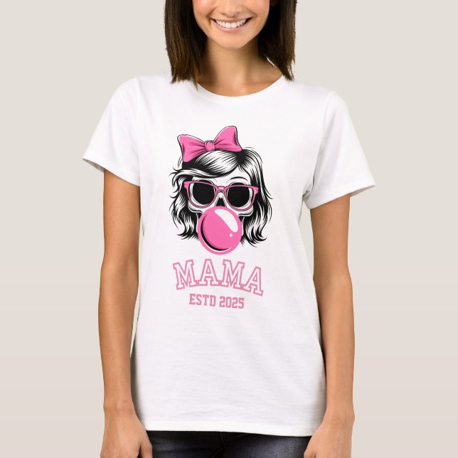 Mama Estd 2025 Skull mit rosa Bow T-Shirt (Vorderseite)