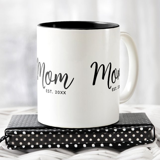 Mama etabliert Datum Schwarze Skript-Junge Mutter  Zweifarbige Tasse (Von Creator hochgeladen)