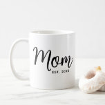 Mama etabliert Datum Skript Schwarze Junge Mutter  Kaffeetasse<br><div class="desc">Mama zu sein ist einer der wichtigsten Berufe auf der Welt. Geben Sie Ihrer Lieblingsmutter eine Erinnerung, wie sehr sie geliebt ist, wenn sie diese auffällige, maßgeschneiderte Kaffee-Tasse verwendet. Einfache schwarze Skriptkalligraphie und schwarze Sans Serif Typografie überlagern einen hellen weißen Hintergrund. Personalisieren Sie mit der Mutter "etabliert" Jahresdatum, wenn Ihr...</div>