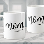 Mama etablierte "Black Script Mother" Kaffeetasse<br><div class="desc">Einfache Script-Mama Personalisiert Coffee Tasse. Feiern Sie die Mutterschaft mit diesem minimalistischen Design mit dem Wort "Mutter" in einem fließenden handgeschriebenen Drehbuch-Schriftart zentriert auf beiden Seiten der Tasse. Unten eine klassische Serif "est. year" fügt eine persönliche Touch hinzu - perfekt für eine Mutter, eine junge Mutter, oder um Mama jederzeit...</div>