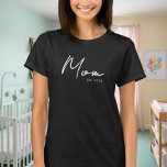 Mama Etablierte Junge Mutter Gift T - Shirt<br><div class="desc">Feiern Sie das Jahr offiziell zu einer Mama mit diesem stilvollen und nachdenklichen T - Shirt. Mit einem modernen, sauberen Design wird das anpassbare Wort "Mama" mutig mit "Est." angezeigt, gefolgt vom anpassbaren Jahr. Es ist das perfekte Geschenk für Muttertag, eine junge Mutter, eine Schwangerschaftsankündigung oder jeden Tag, den sie...</div>