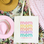Mama | Farbiger Text im Bright Disco-Stil Tragetasche<br><div class="desc">Diese lustige und stilvolle schwarze Tasche sagt fünfmal "Mama",  in Retro inspirierten,  hellen Farben wie Rosa,  Gelb,  Orange,  lila und Türkis und trendige Disco-Stil Typografie. Fügen Sie die Namen Ihrer Kinder hinzu,  um zu zeigen,  wie stolz Sie sind,  ihre Mutter zu sein.</div>