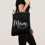 Mama festgelegt Datum Weiße Junge Mutter Geschenk Tasche<br><div class="desc">Mama zu sein ist einer der wichtigsten Berufe auf der Welt. Zeigen Sie Ihrer Lieblingsmutter, dass Sie sich um diese maßgeschneiderte, minimale Tasche kümmern. Einfache weiße Schrift Kalligraphie und weiße Sans Serif Typografie Overlay eine schwarze Tote Tasche. Personalisieren Sie mit der Mutter "etabliert" Jahresdatum, wenn Ihr erstes Kind geboren war....</div>