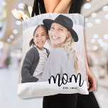 Mama: Foto-Geschenk Tasche<br><div class="desc">Einfache Mama Personalisiert Tote Tasche. Feiern Sie die Mutterschaft mit diesem minimalistischen Design mit dem Wort "Mutter" in einem kleinen Serif-Schriftart unten rechts für einen warmen und spielerischen Look. Ein weißes Band verläuft unten, wo sich der Text zwischen Weiß und Foto überschneidet, um eine saubere, moderne Touch zu gewährleisten. Sie...</div>