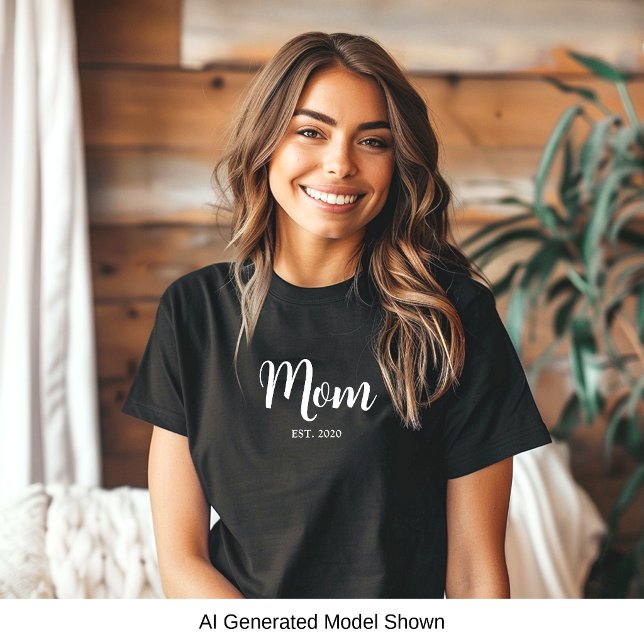 Mama: Geschenke für Junge Mütter T-Shirt (Established Mom black t-shirt with playful, elegant white script text. A perfect Mother's Day gift.)