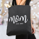 Mama: Geschenke für Junge Mütter Tasche<br><div class="desc">Einfache Script-Mama Personalisiert Tote Bag. Feiern Sie die Mutterschaft mit diesem minimalistischen Design mit dem Wort "Mutter" in einem fließenden handgeschriebenen Drehbuch-Schriftart auf beiden Seiten in Weiß auf einem schwarzen Totbeutel. Unten rechts, eine klassische Serife "est. year" fügt eine persönliche Touch hinzu - perfekt für eine Mutter, eine junge Mutter...</div>