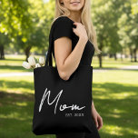Mama: Geschenke für Junge Mütter Tasche<br><div class="desc">Feiern Sie das Jahr, in dem sie offiziell eine Mama mit dieser stilvollen und nachdenklichen Tasche wurde. Mit einem modernen, sauberen Design wird das anpassbare Wort "Mama" mutig mit "Est." angezeigt, gefolgt vom anpassbaren Jahr. Es ist das perfekte Geschenk für Muttertag, eine junge Mutter, eine Schwangerschaftsankündigung oder jeden Tag, den...</div>