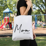Mama: Geschenke für Junge Mütter Tasche<br><div class="desc">Feiern Sie das Jahr, in dem sie offiziell eine Mama mit dieser stilvollen und nachdenklichen Tasche wurde. Mit einem modernen, sauberen Design wird das anpassbare Wort "Mama" mutig mit "Est." angezeigt, gefolgt vom anpassbaren Jahr. Es ist das perfekte Geschenk für Muttertag, eine junge Mutter, eine Schwangerschaftsankündigung oder jeden Tag, den...</div>