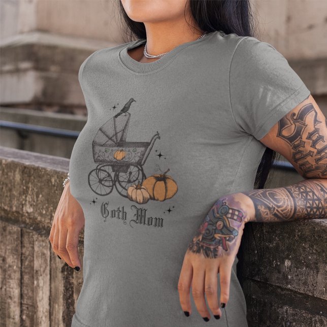 Mama Halloween Herbst Babydusche Mutter zu sein Tri-Blend Shirt (Goth Mom Gray T-Shirt. Gothic Baby Shower Gift. Hand Drawn Victorian Baby Carriage, Raven, Pumpkins)
