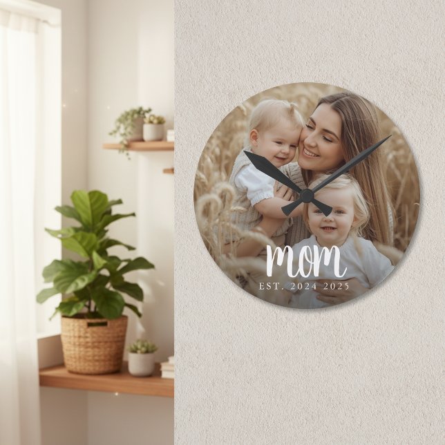 Mama hat modernes minimalistisches Skriptfoto eing Runde Wanduhr (modern minimal white script mom established dates with custom photo wall clock for mother's day gift)