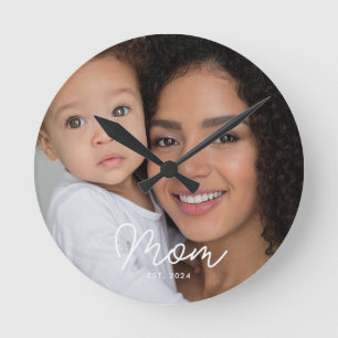 Mama hat modernes weißes Skript-Foto eingerichtet Runde Wanduhr