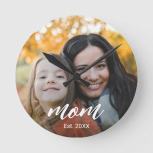 Mama hat modernes weißes Skriptfoto eingerichtet Runde Wanduhr
