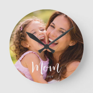 Mama hat modernes weißes Skriptfoto eingerichtet Runde Wanduhr